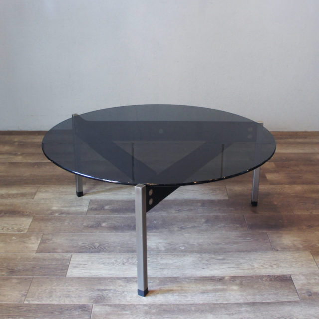 ” 長大作 “デザイン Triangle Table by “Machine Age”