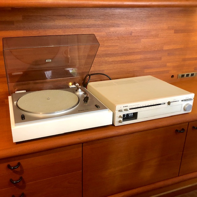 70’s YAMAHA Interior Stereo “IS-66” Receiver Amp & Turntable Set