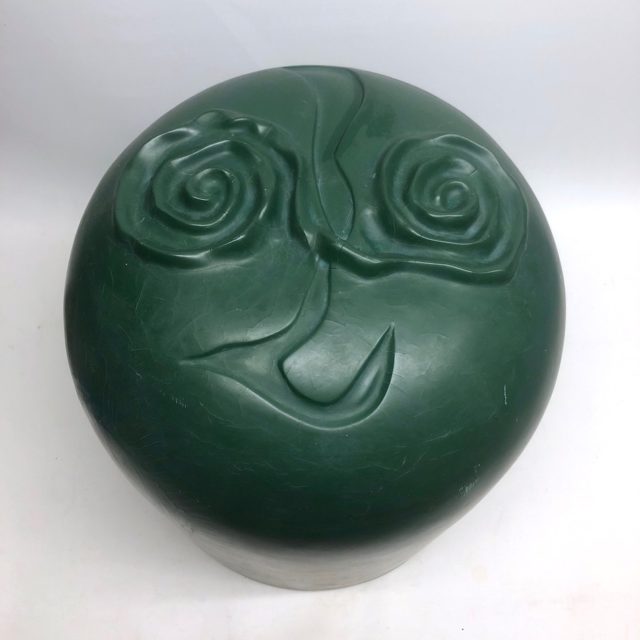 “岡本太郎”「座ることを拒否する椅子 」1970年代 大阪日三家具製造 FRP家具