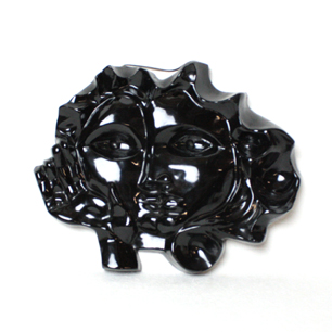 壁掛け彫刻「呼びかける黒の顔」